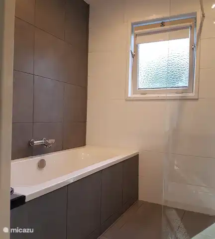 badkamer met heerlijk ligbad